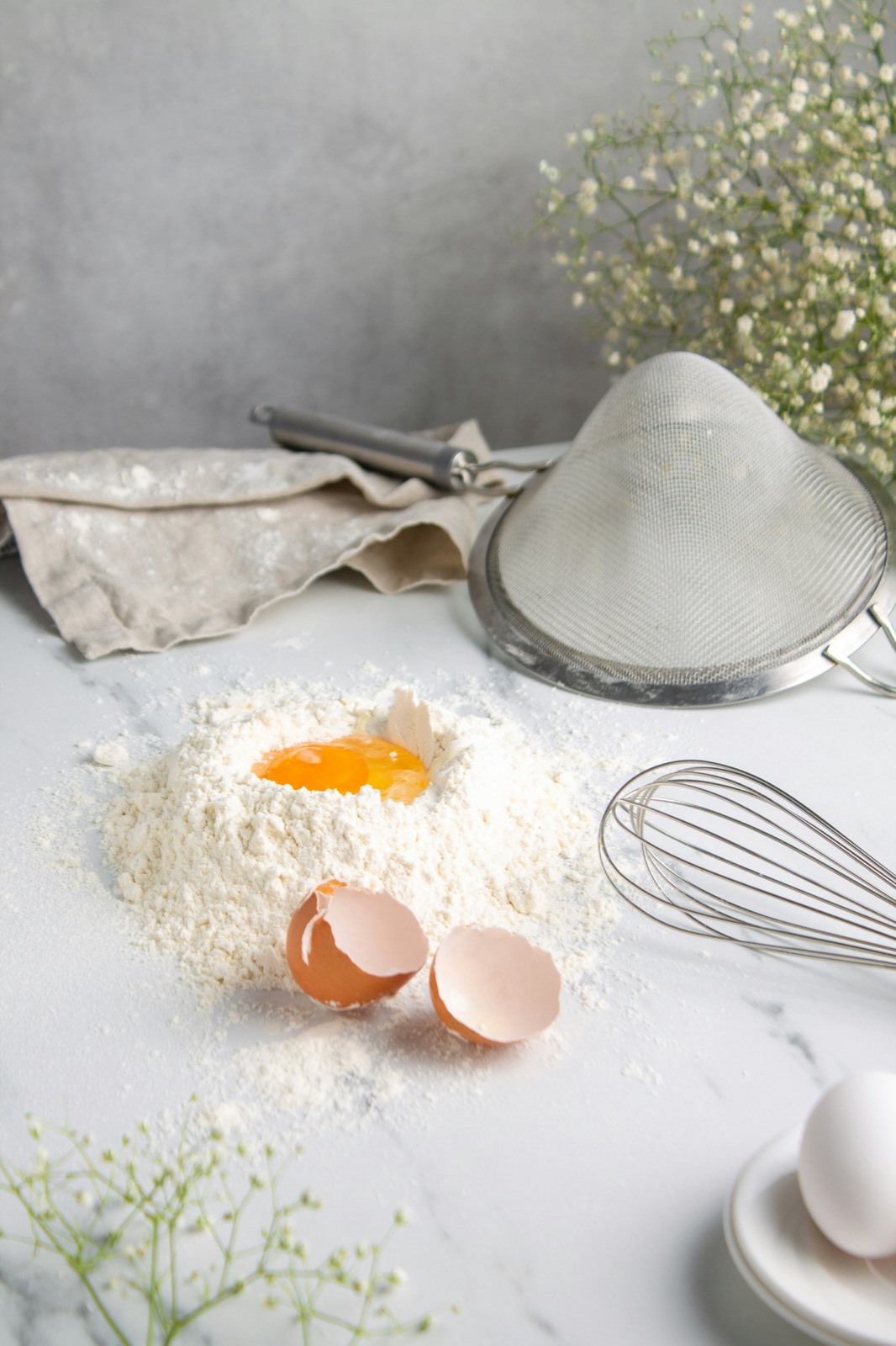 Uovo rotto su farina, pronto per la lavorazione in un laboratorio di pasticceria